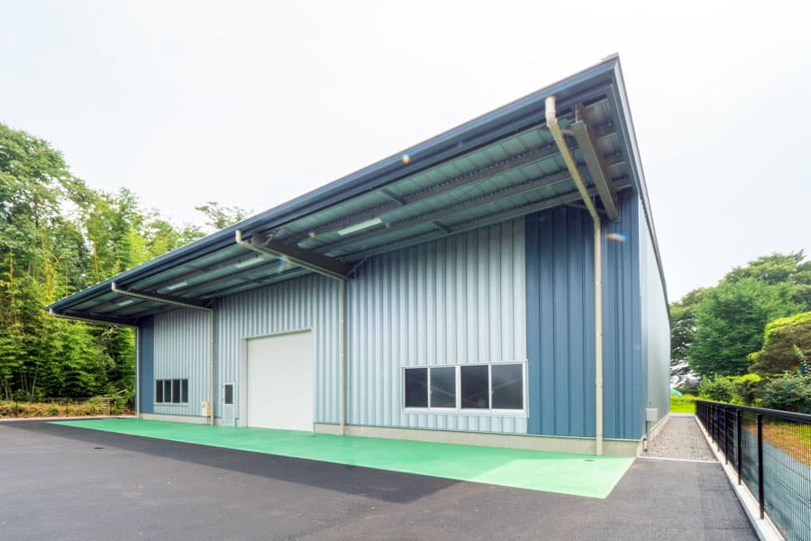 屋根と母屋が一体化したyess建築で建てた倉庫