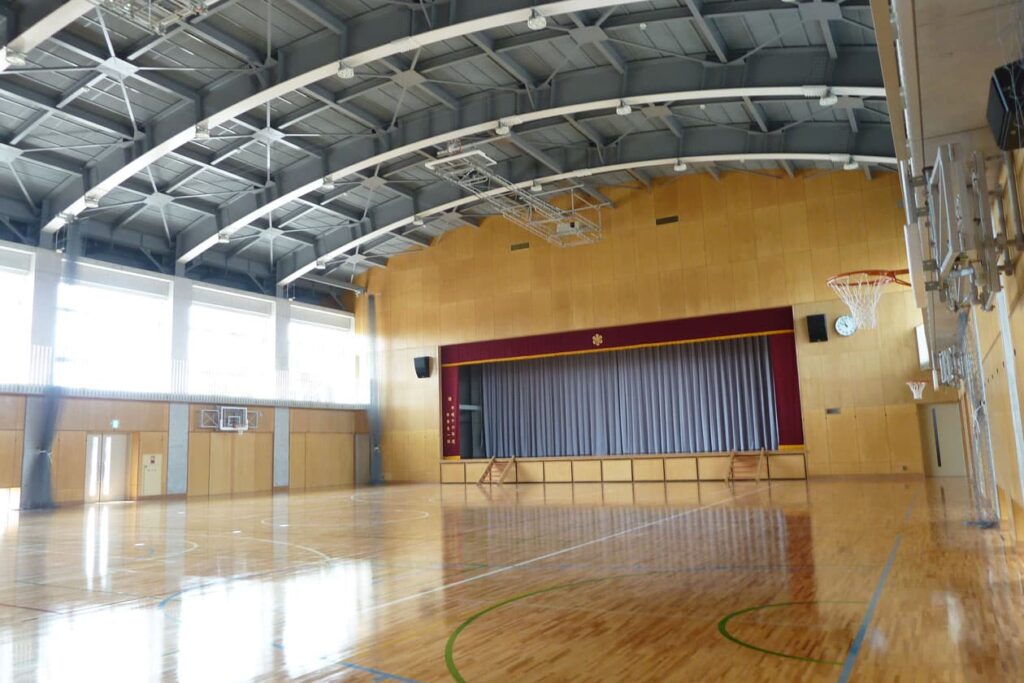 古河市立古河第六小学校 屋内運動場 内部