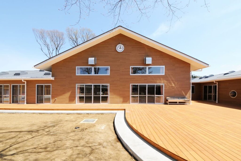 認定こども園ひまわり 中庭テラス