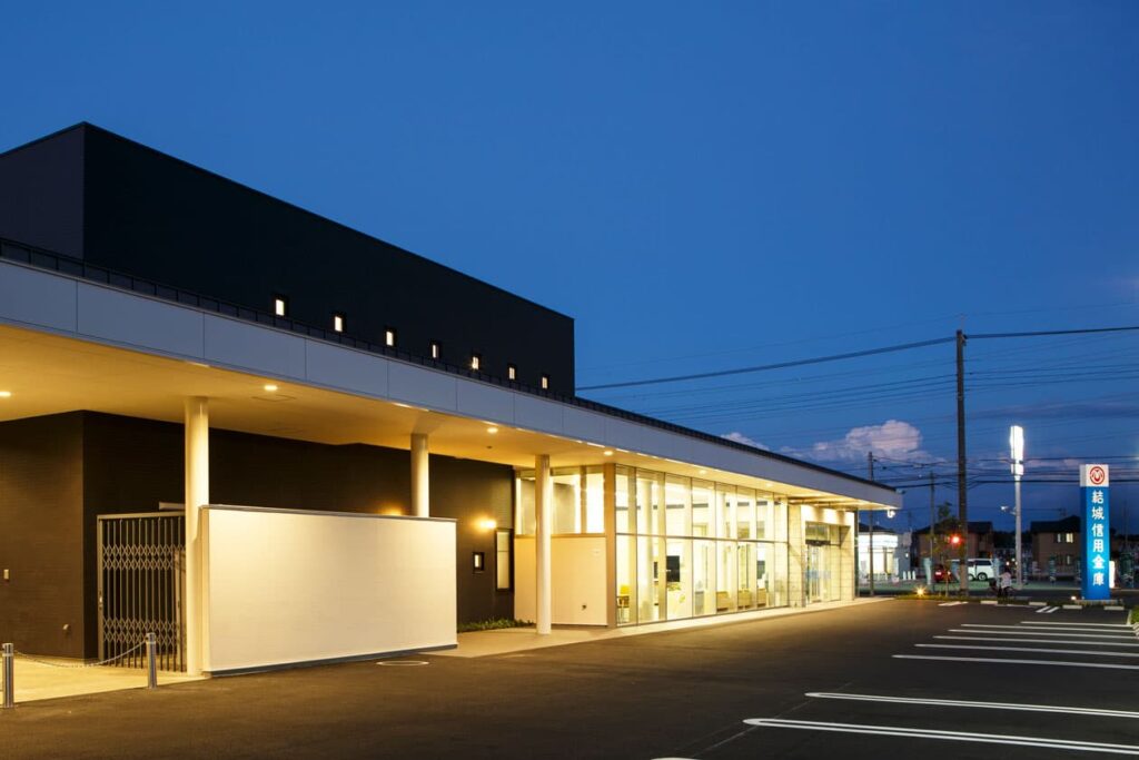 結城信用金庫小山城南支店 全景（正面）